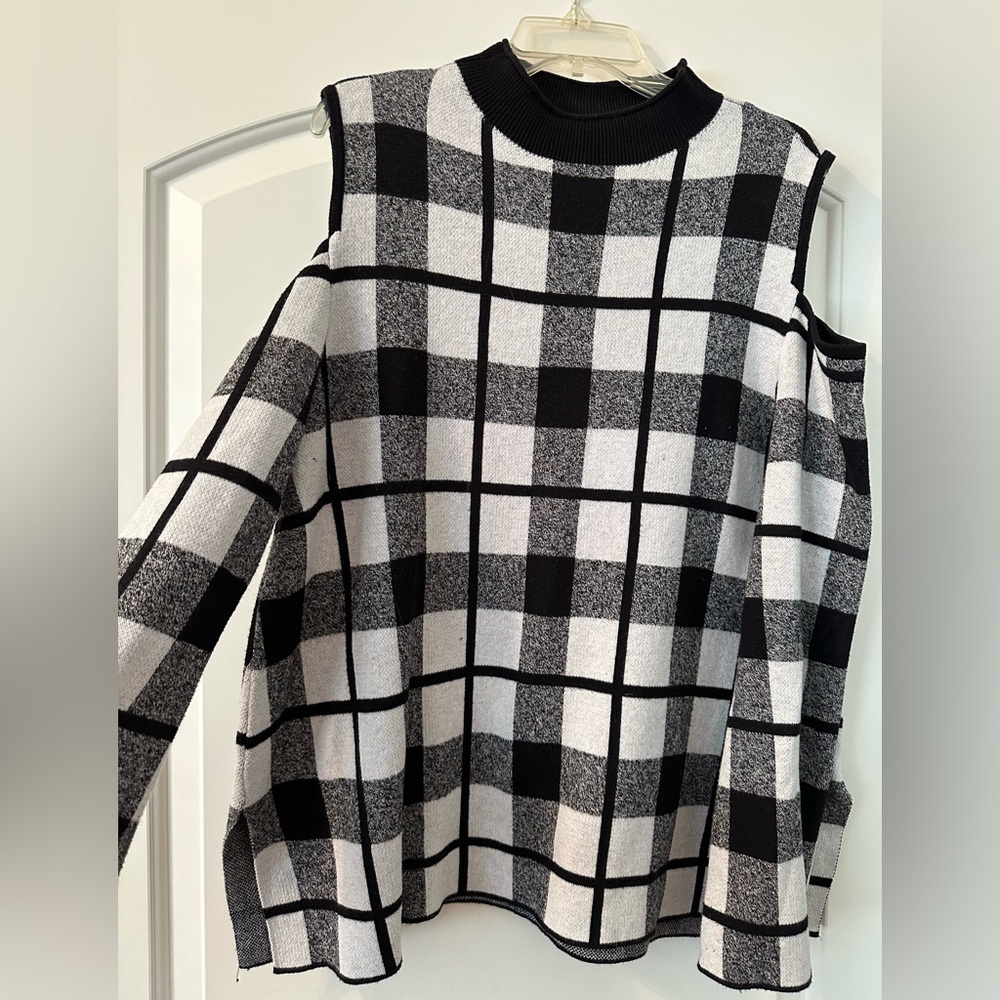 Beautiful sweater in great condition.